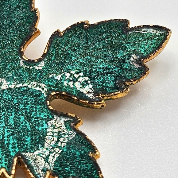VINTAGE Green Enamel Maple Leaf Brooch Pin Gold Tone Hardware Fall Nature - Picture 4 of 6